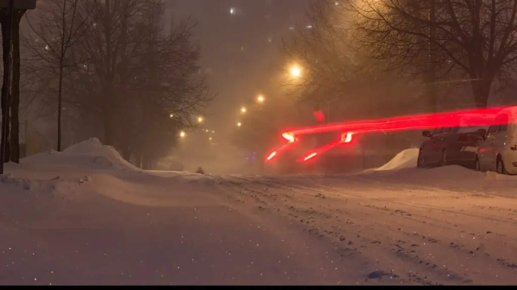 Winter Storm Dumps More Than 20 Centimetres on Toronto, Snarls Pearson Flights